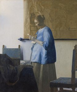 Vrouw die een brief leest